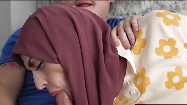 Арабская мачеха сосет член парня и трахается на столе