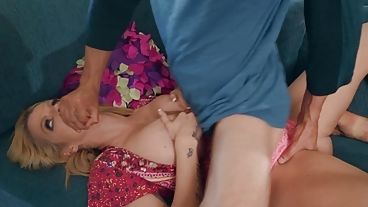 Сексуальная милфа в халатике соблазнила парня своими формами