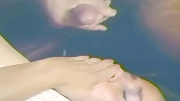 Мужик трахает двух женщин в ретро порно ролике