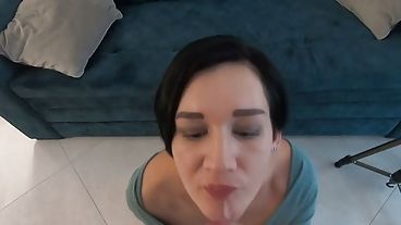 Присунул сексуальной милфе и кончил на лицо