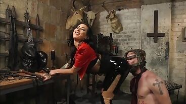 Госпожа в латексе шлепает мужчину и прикладывает к киске