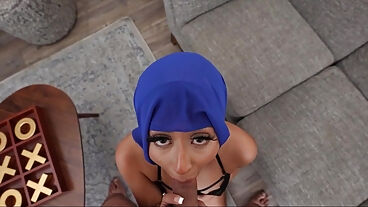 Похотливая арабка сосет толстый член и прыгает на нем