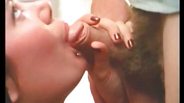 Парень трахает мачеху и ее подругу в классическом порно видео