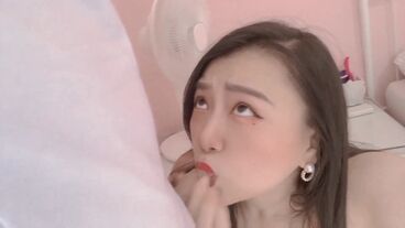 Симпатичная азиатка знатно отсосала и получила сперму в рот